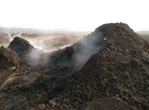 禽畜粪便污泥秸秆堆沤处理成有机肥方法